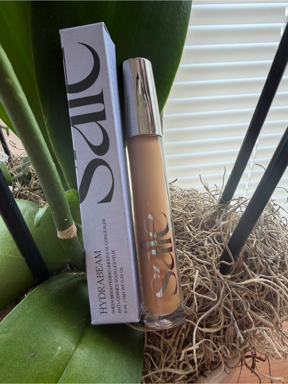 HydrAream Sheer Brightening Concealer - Warm Beige